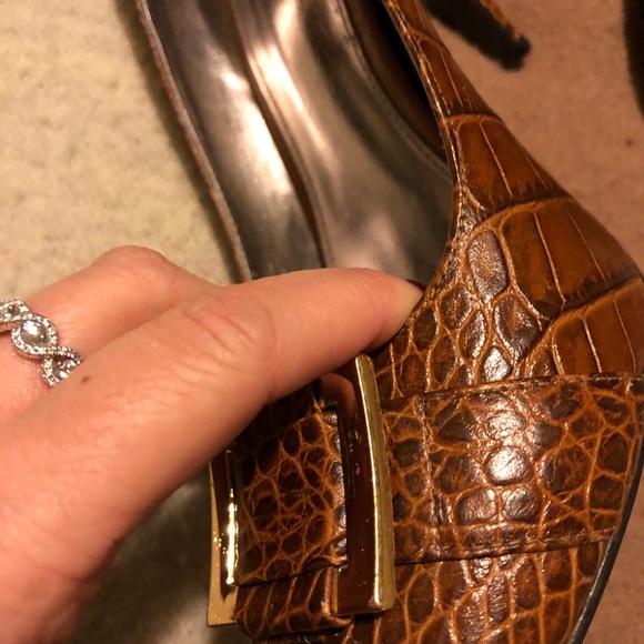 Brown heels with gold buckle accents - Picture 2 of 2